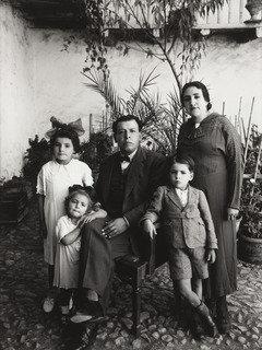 Luís Ochoa and Family, Cuzco, 1933 by Martín Chambi (1891-1973) Martín Chambi | ArtsDot.com